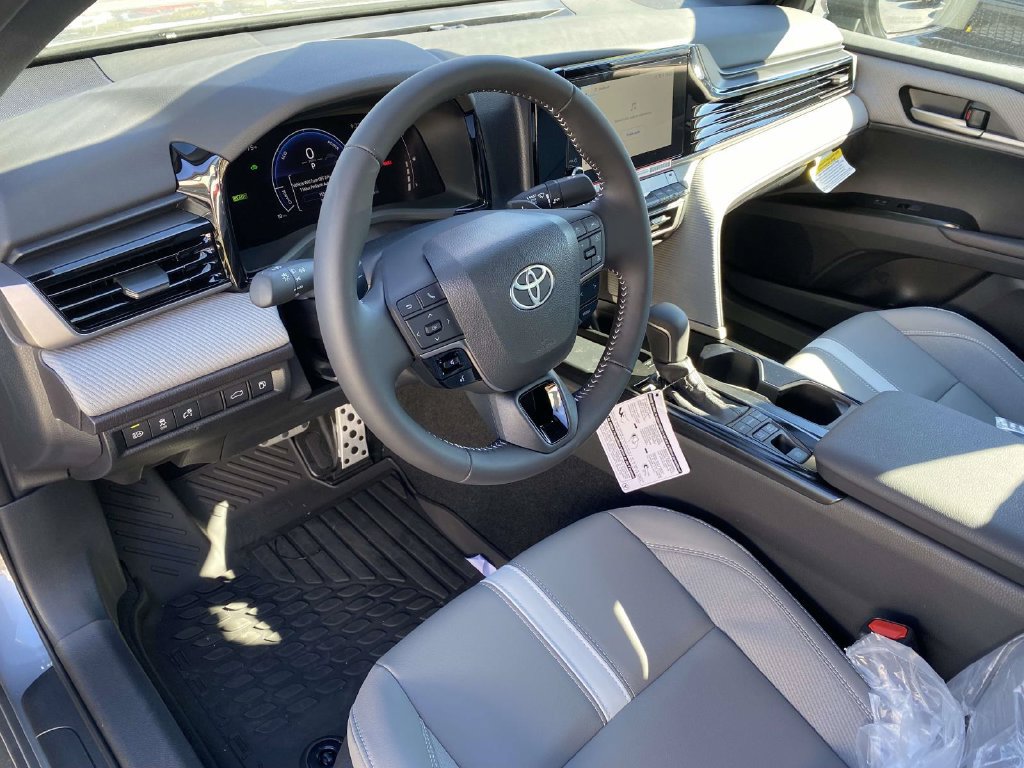 New 2026 Toyota Camry Hybrid FWD image 15