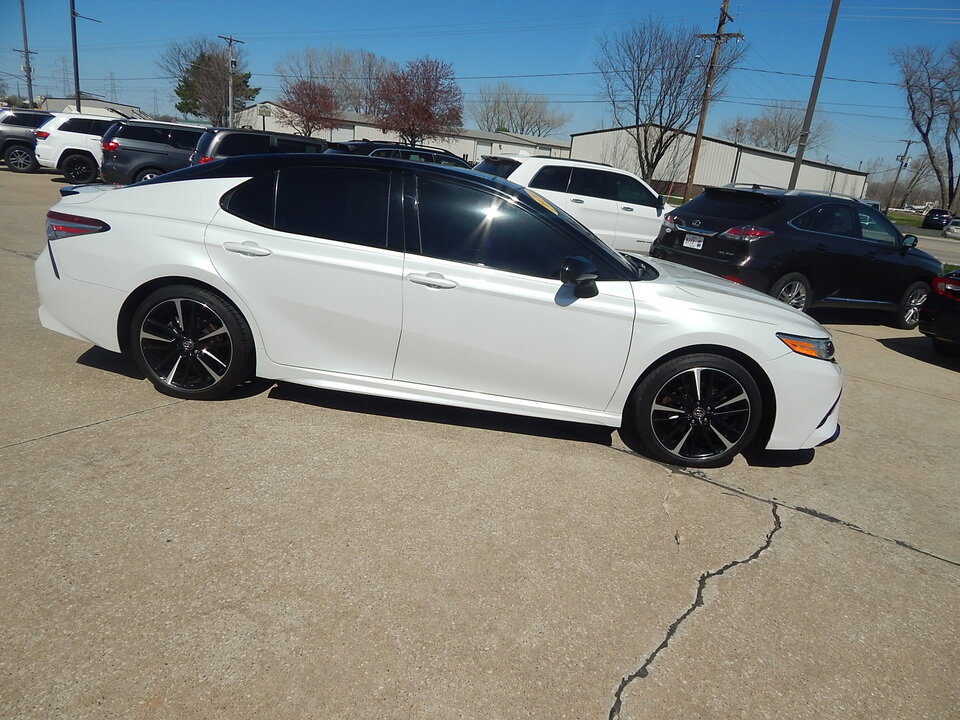 Used 2020 Toyota Camry XSE image 4