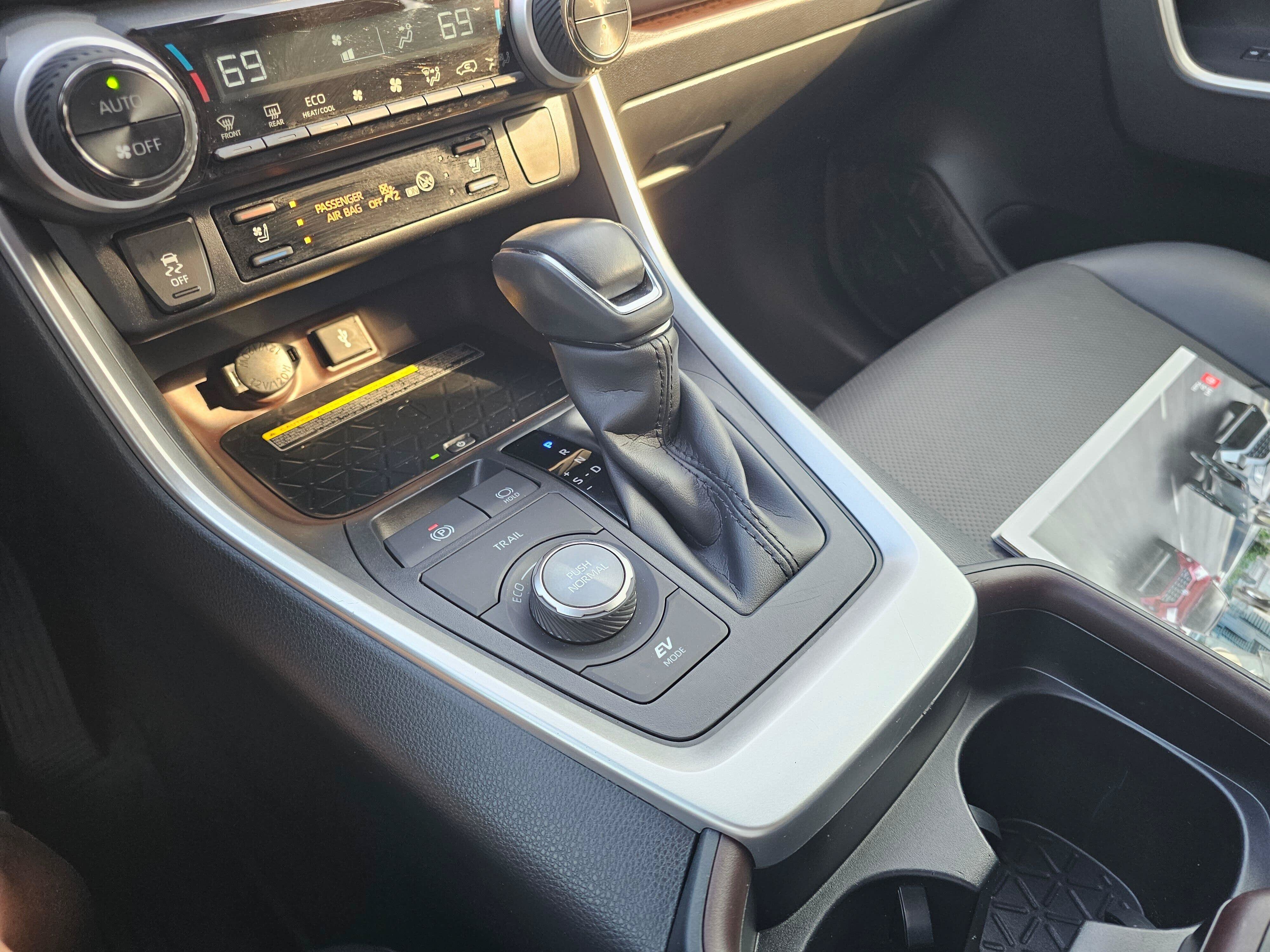 Used 2020 Toyota RAV4 Limited AWD/4WD image 30