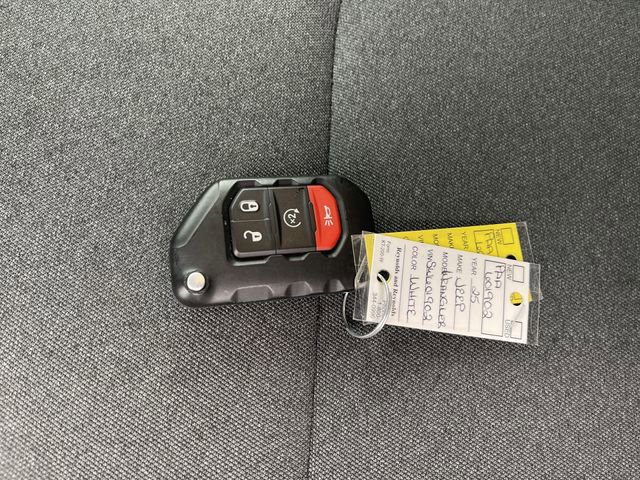 Used 2025 Jeep Wrangler Unlimited Sahara image 35