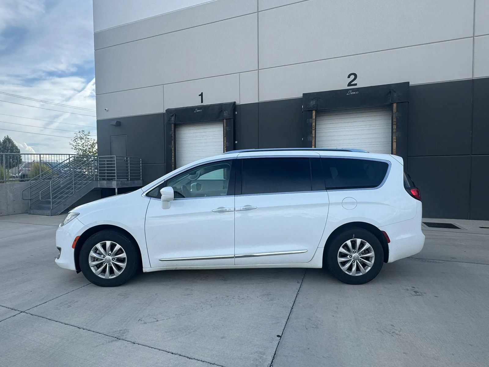 Used 2018 Chrysler Pacifica Touring-L FWD image 2