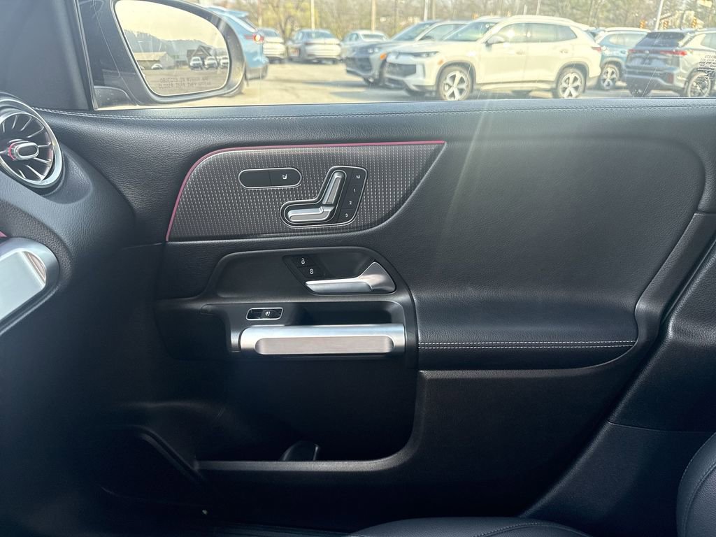 Used 2020 Mercedes-Benz GLB 250 4MATIC w/ Premium Package image 22