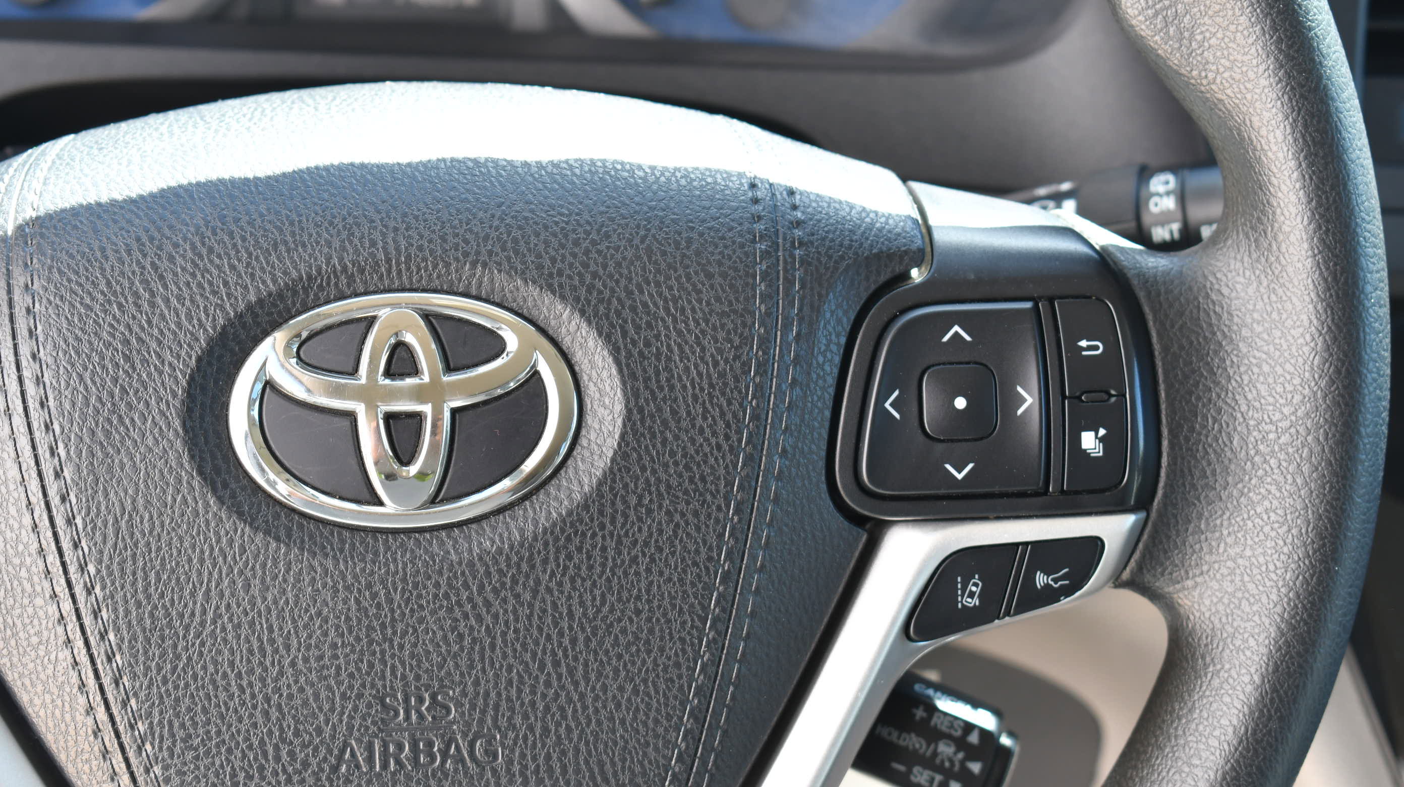 Used 2020 Toyota Sienna LE w/ Carpet Mat Package image 19