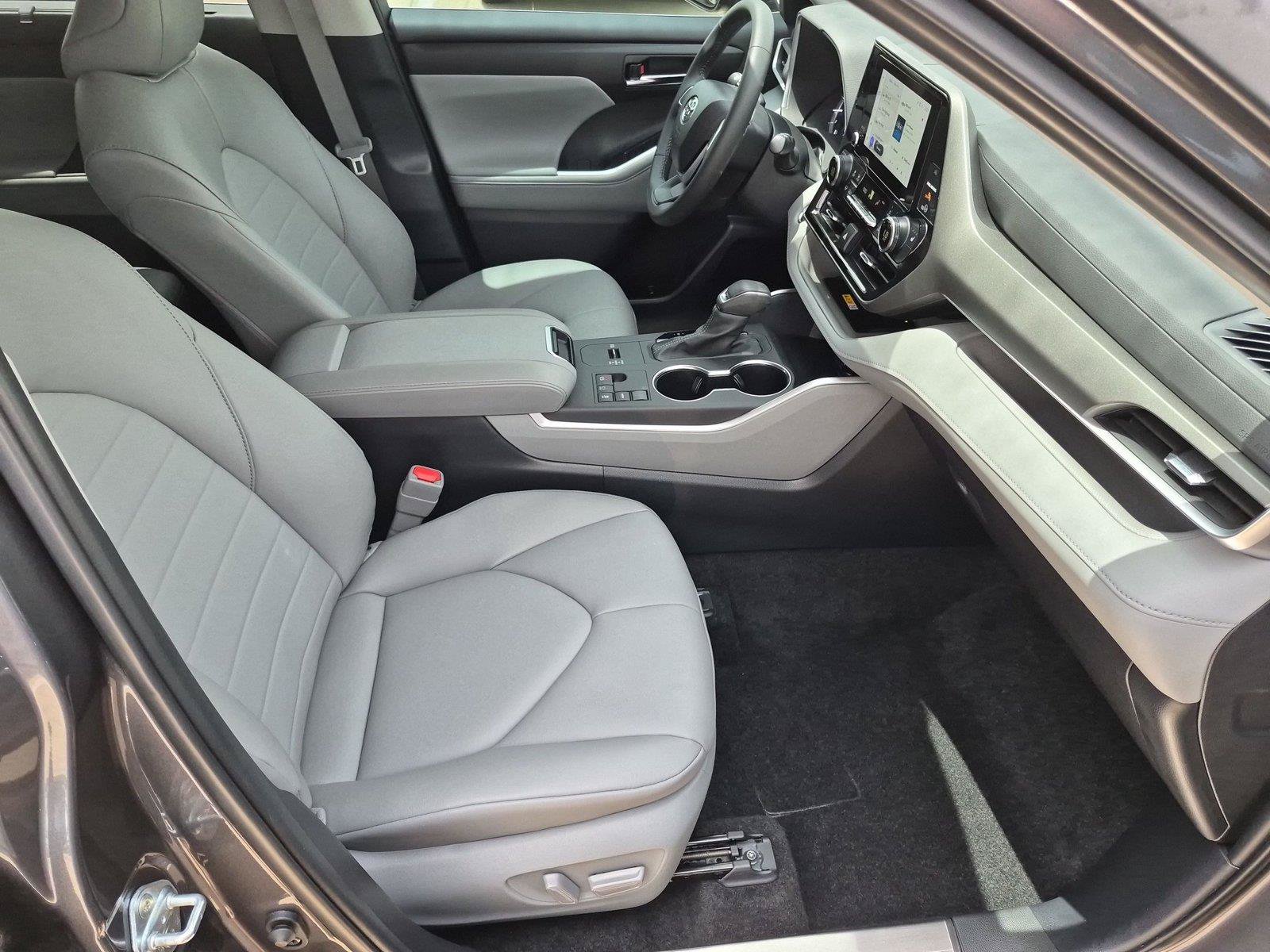Used 2024 Toyota Highlander XLE FWD image 28