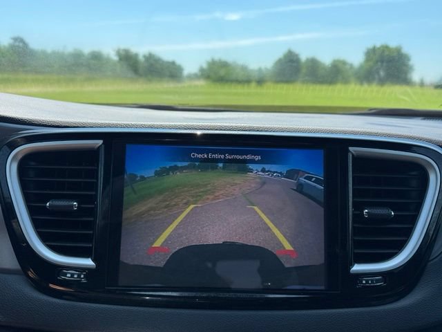 Used 2025 Chrysler Pacifica Select FWD image 17