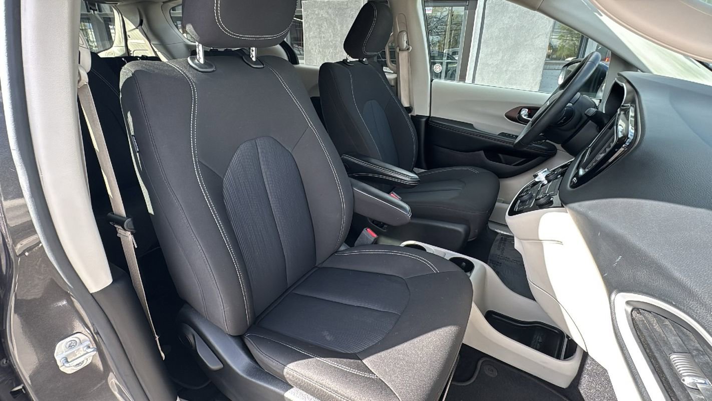 Used 2023 Chrysler Voyager LX image 22