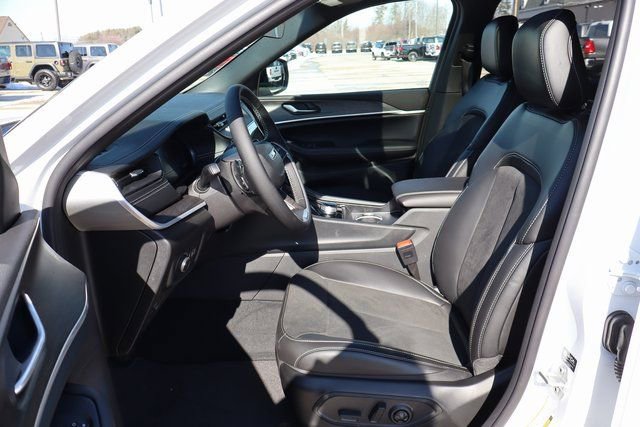 New 2026 Jeep Grand Cherokee Laredo image 9