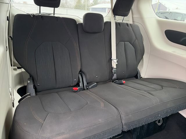 Used 2024 Chrysler Pacifica Touring-L FWD image 39