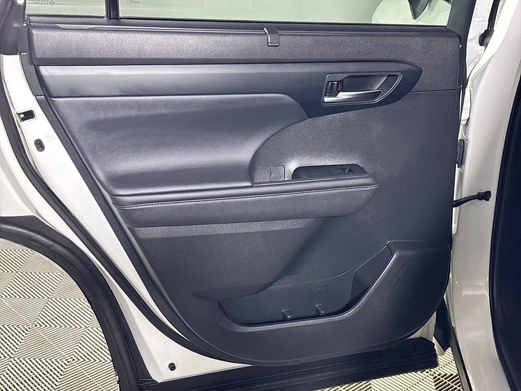 Used 2020 Toyota Highlander XLE image 20