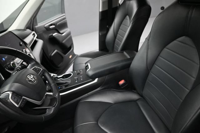 Used 2023 Toyota Highlander XLE AWD/4WD image 14