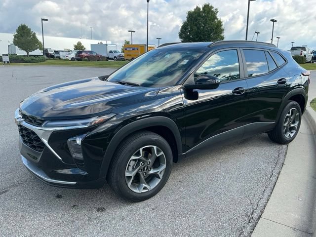 Used 2024 Chevrolet Trax LT w/ Driver Confidence Package FWD image 3