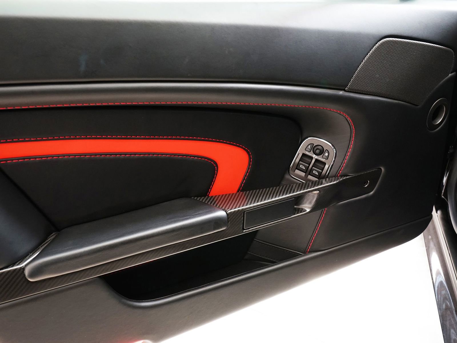 Used 2017 Aston Martin V12 Vantage S image 11