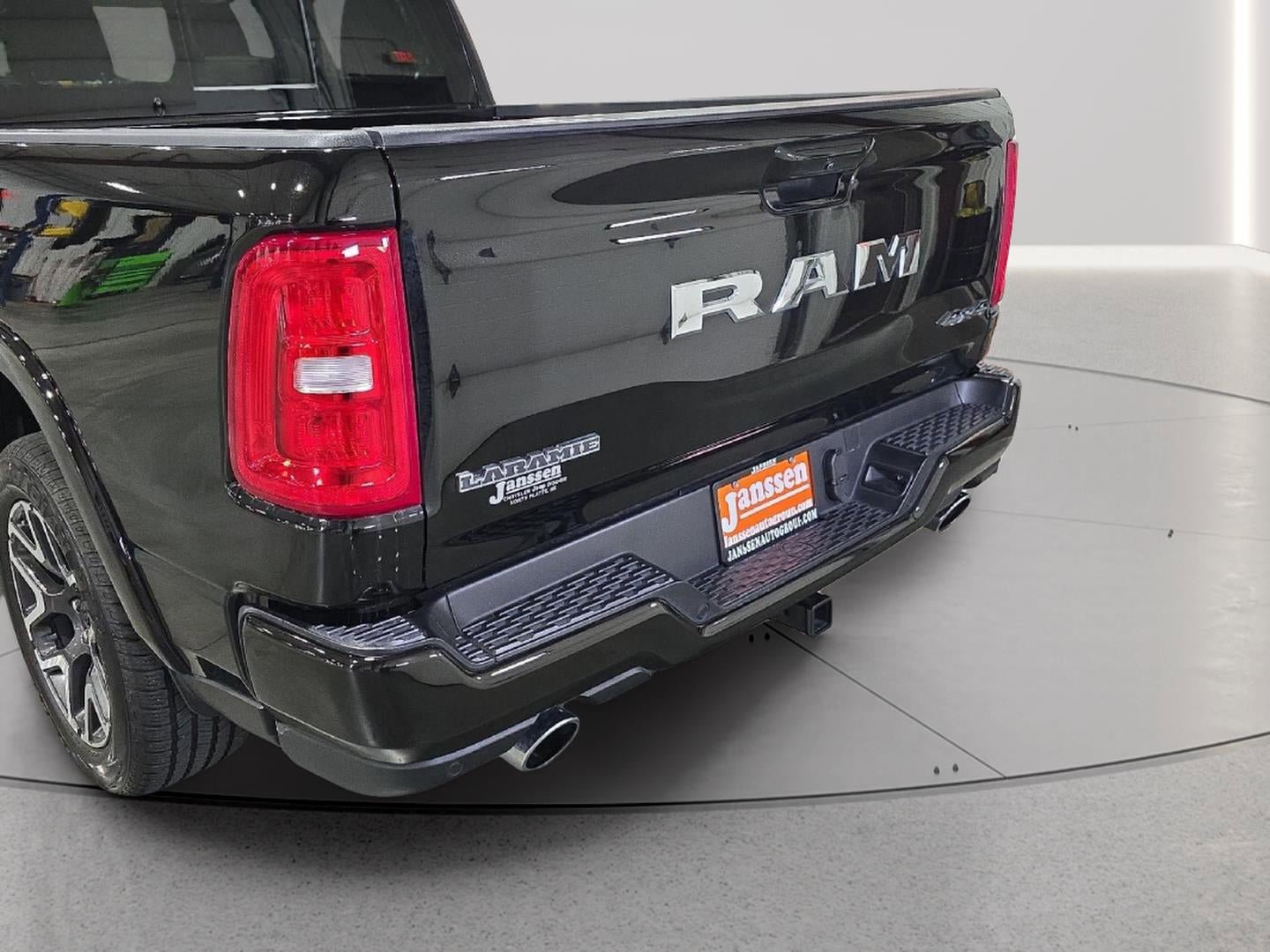 Used 2025 RAM 1500 Laramie AWD/4WD image 4