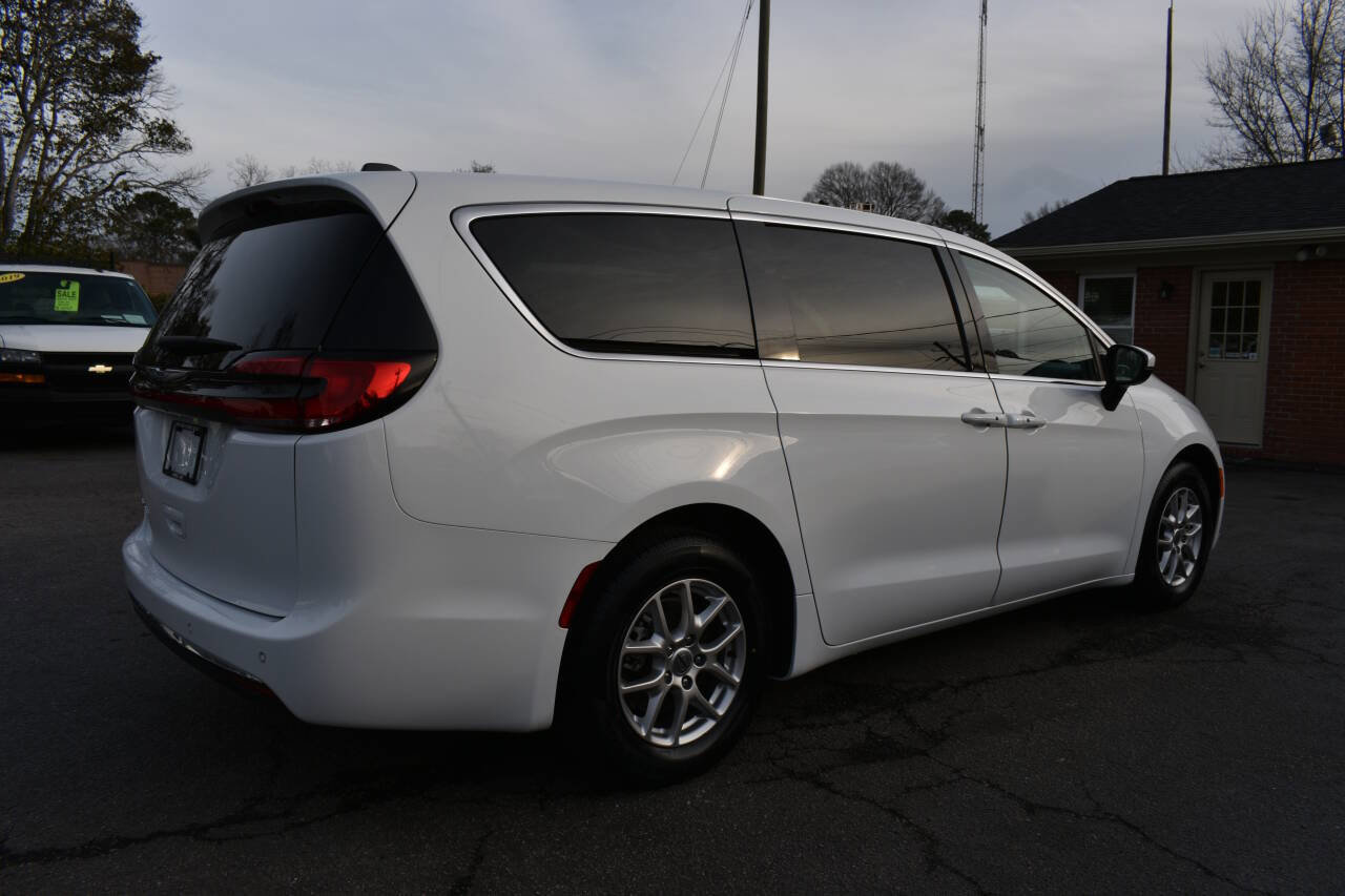 Used 2023 Chrysler Pacifica Touring-L image 3