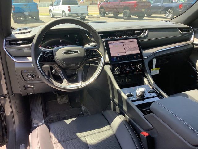New 2023 Jeep Grand Cherokee Overland w/ Luxury Tech Group IV AWD/4WD image 6