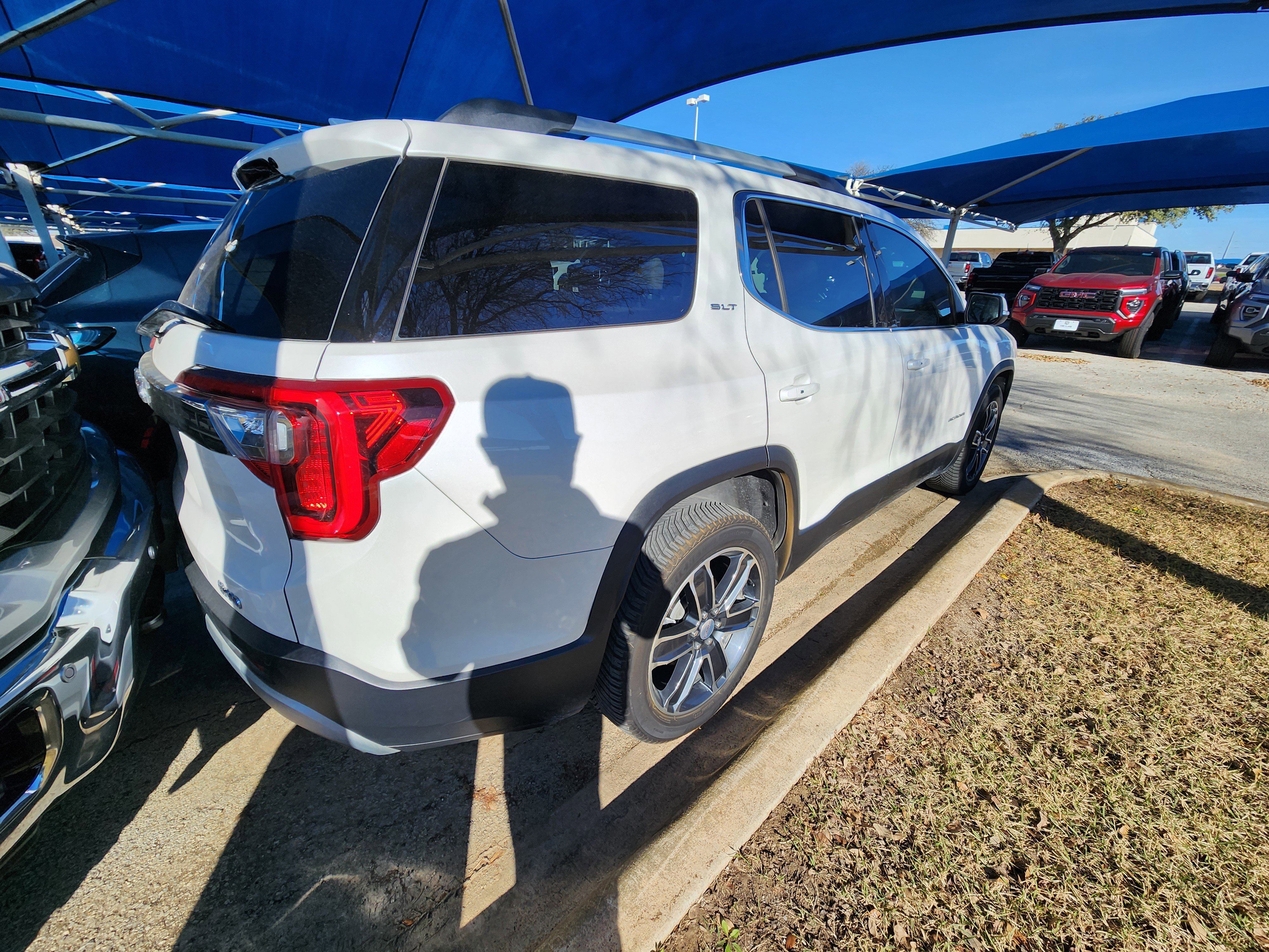 Used 2020 GMC Acadia SLT w/ Driver Alert Package II image 4