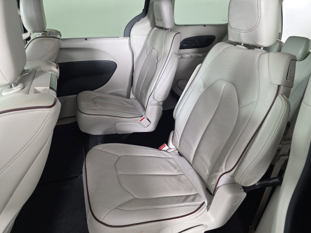 Used 2017 Chrysler Pacifica Limited image 32
