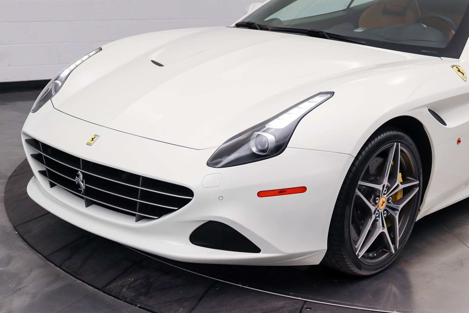 Used 2017 Ferrari California T RWD image 11