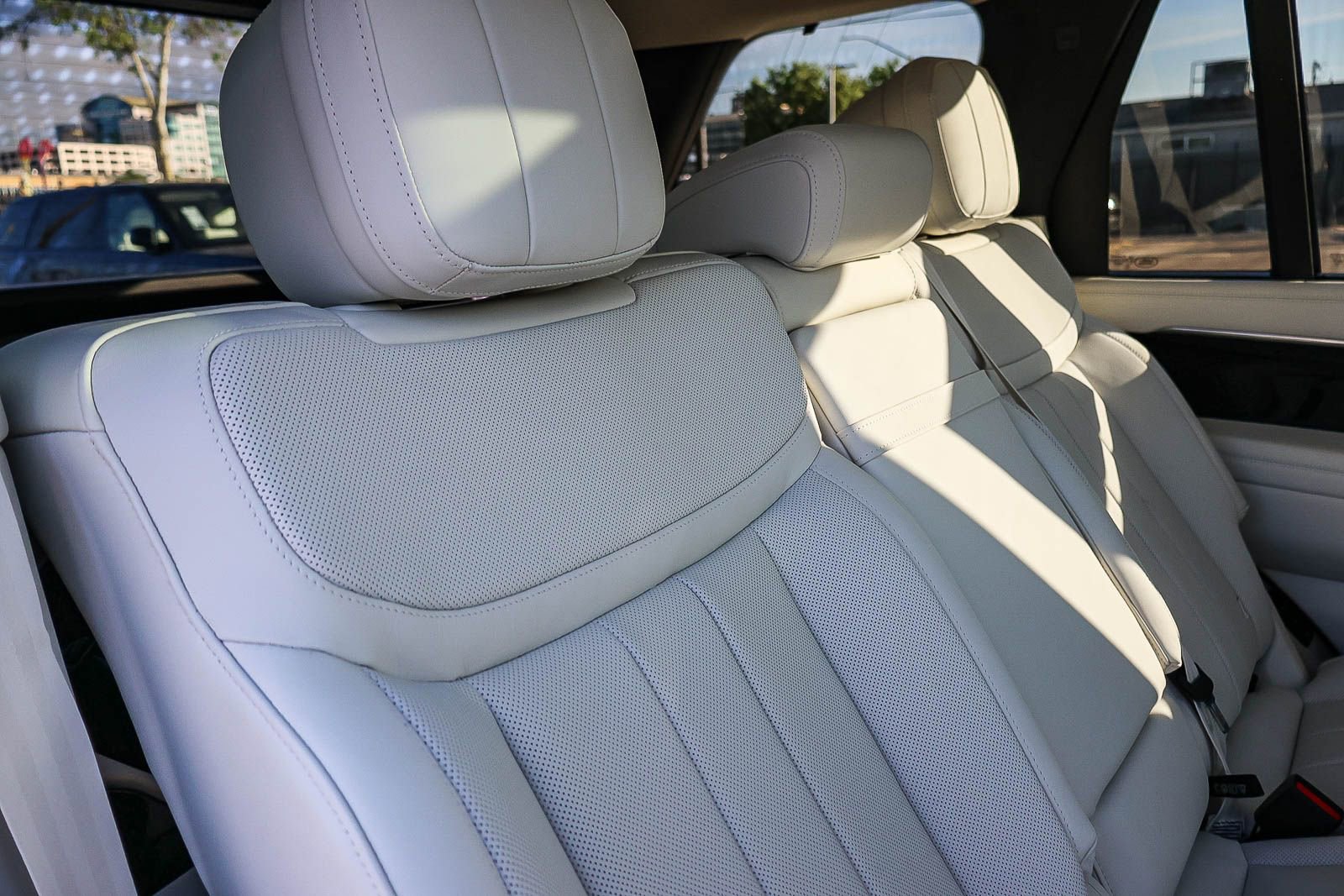 New 2026 Land Rover Range Rover Long Wheelbase SE image 21