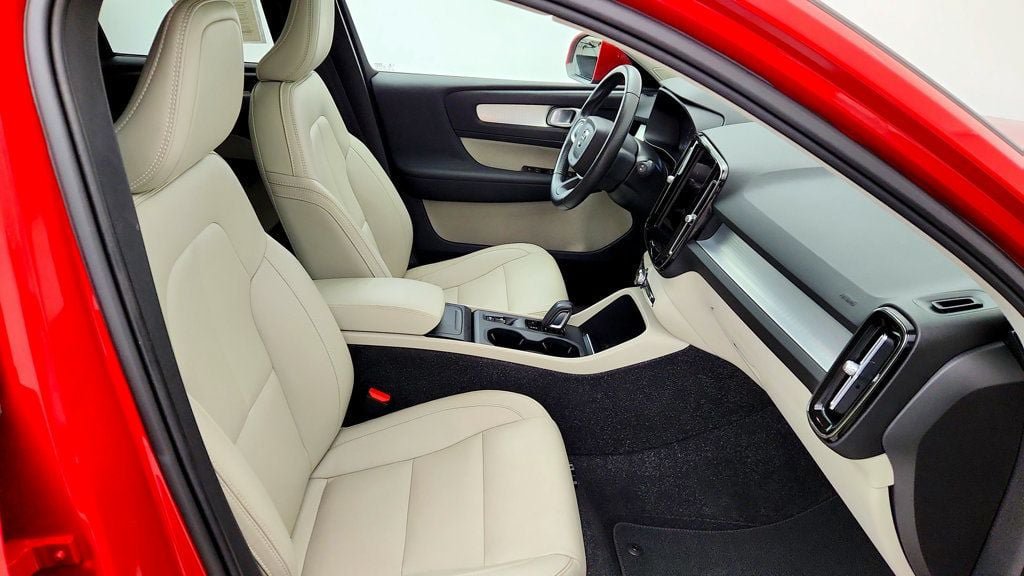 Used 2021 Volvo XC40 T5 Momentum w/ Premium Package AWD/4WD image 24