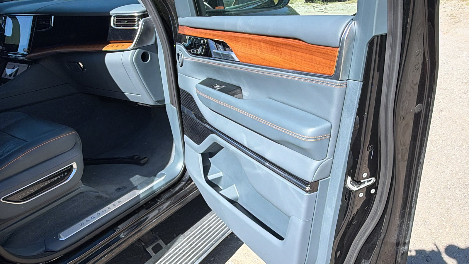 Certified 2024 Jeep Grand Wagoneer Series III w/ Rear Seat Video Group 1 AWD/4WD image 19