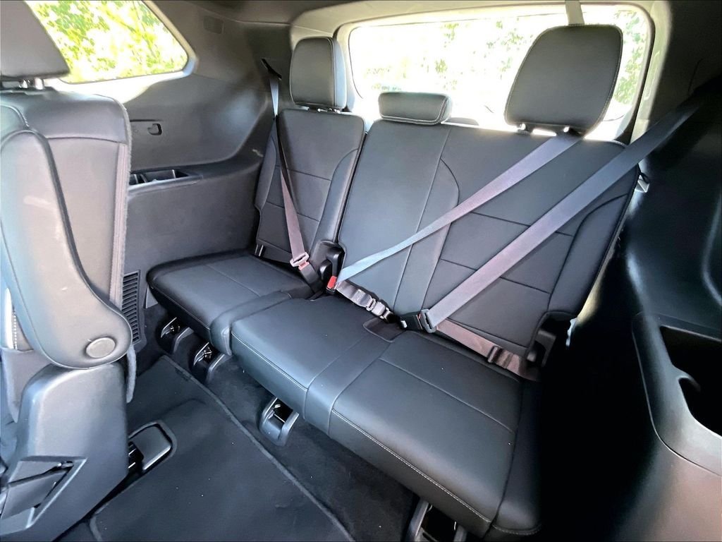Used 2025 Buick Enclave Preferred AWD/4WD image 16