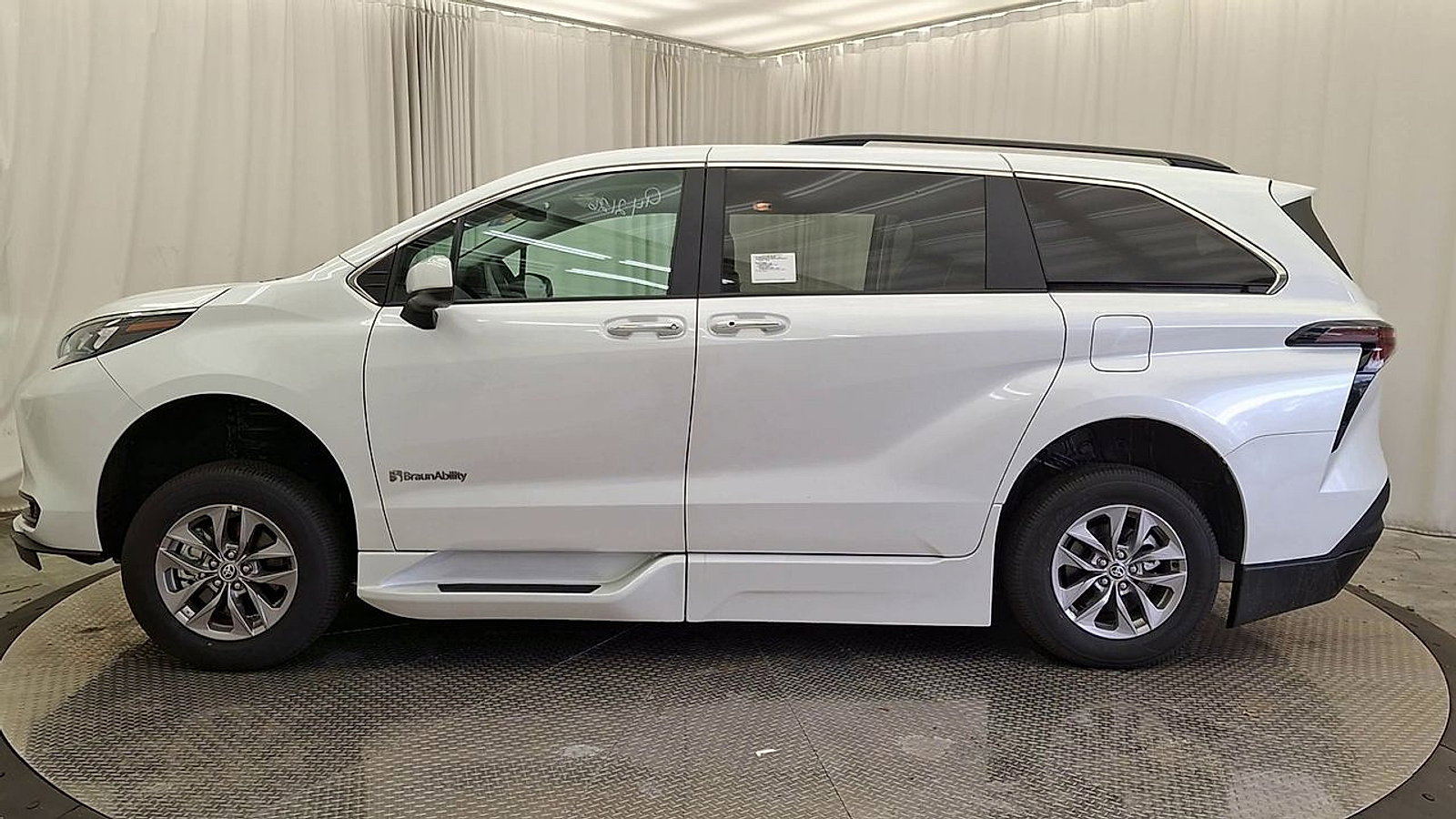 Used 2026 Toyota Sienna XLE FWD image 8