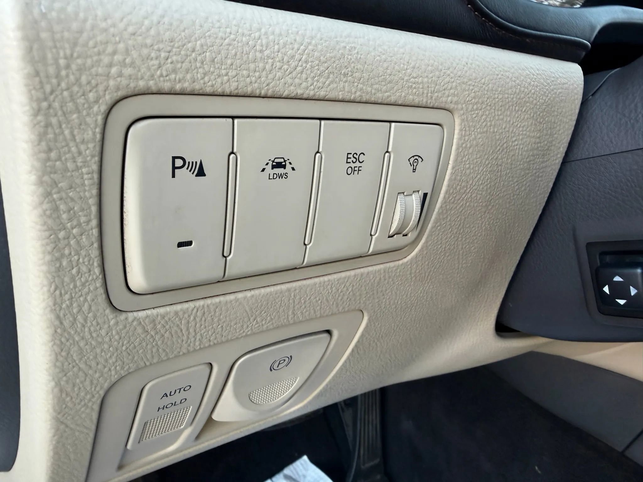 Used 2012 Hyundai Genesis 3.8 w/ Premium Pkg image 12