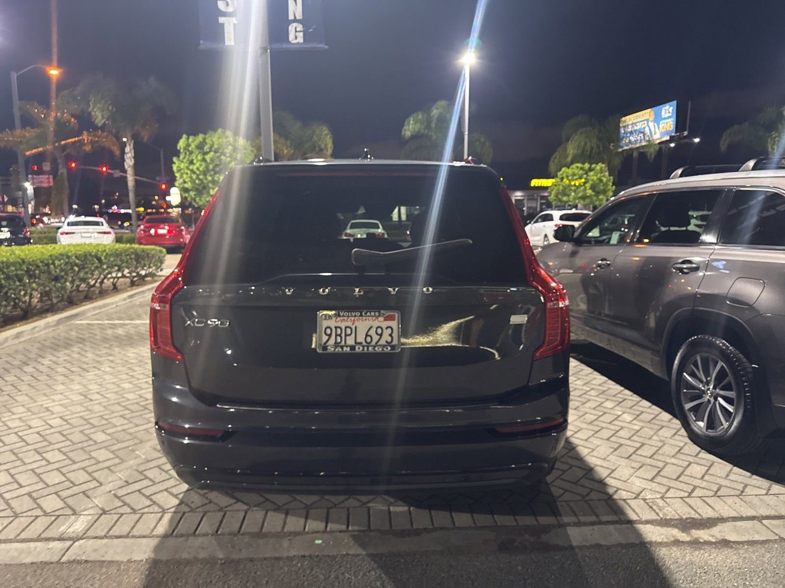 Used 2022 Volvo XC90 T8 R-Design w/ Advanced Package image 6