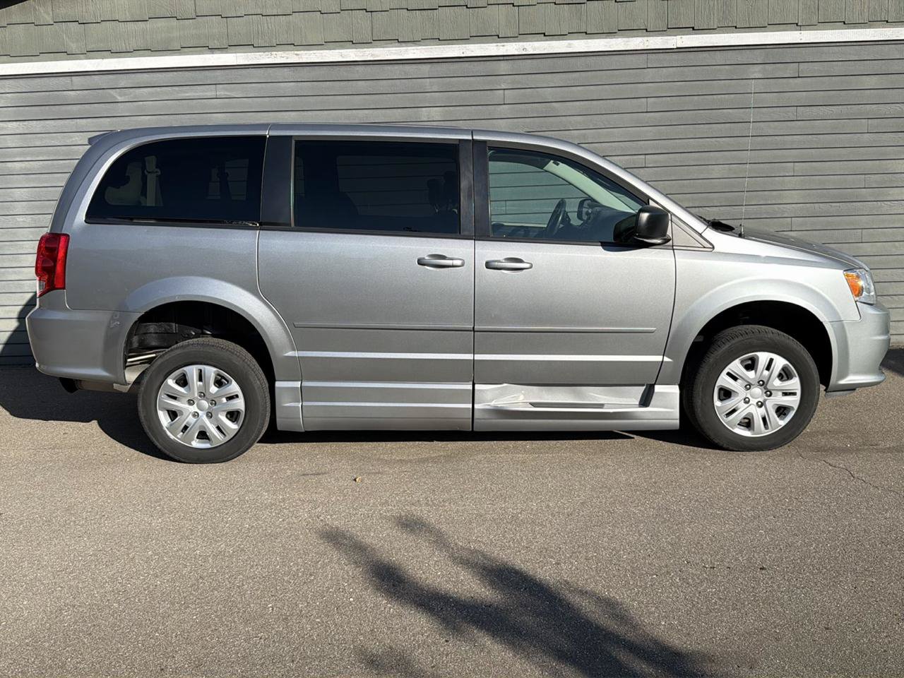 Used 2016 Dodge Grand Caravan SE w/ Quick Order Package 29E SE FWD image 12