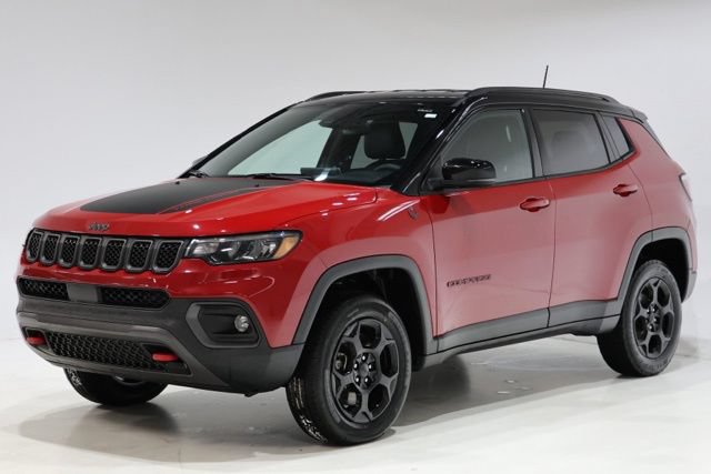 Used 2023 Jeep Compass Trailhawk w/ Trailhawk Convenience Group AWD/4WD image 3