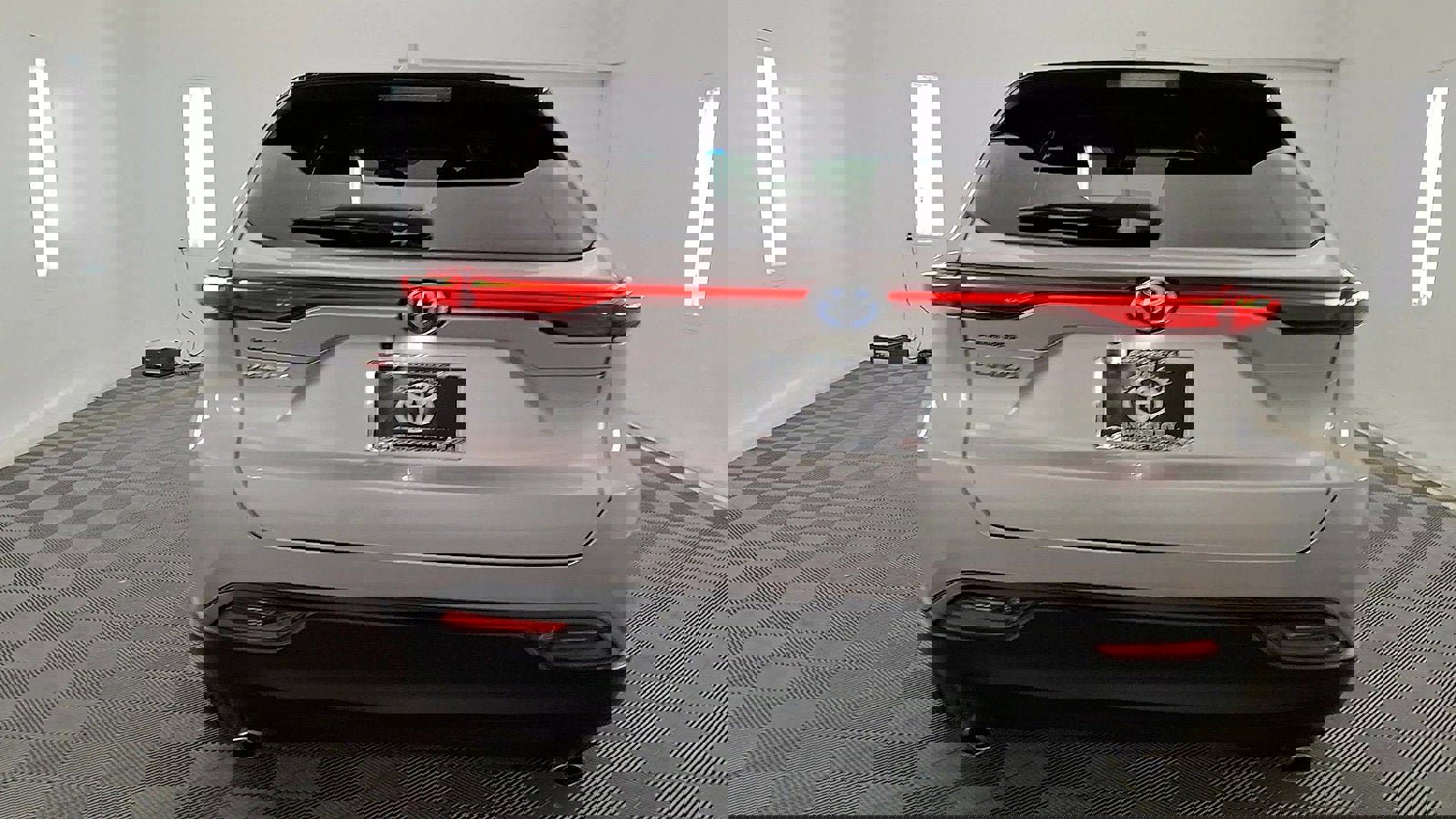 Certified 2023 Toyota Venza LE image 3