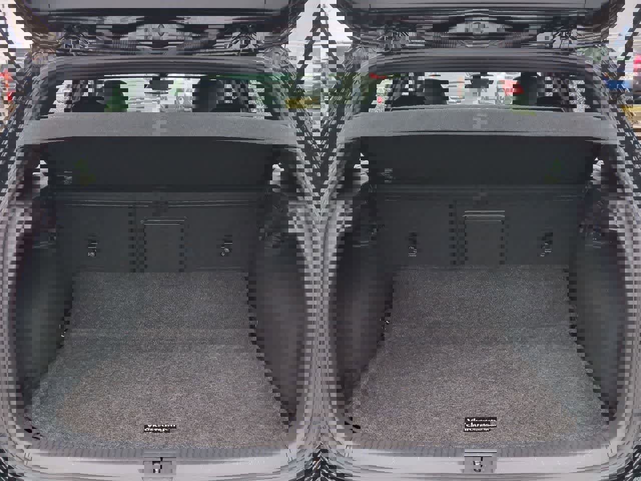 Used 2017 Volkswagen Golf R 4-Door image 33