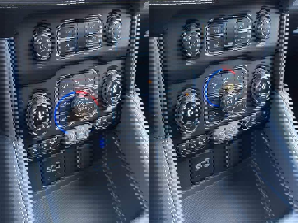 Used 2023 Chevrolet Suburban Premier image 16