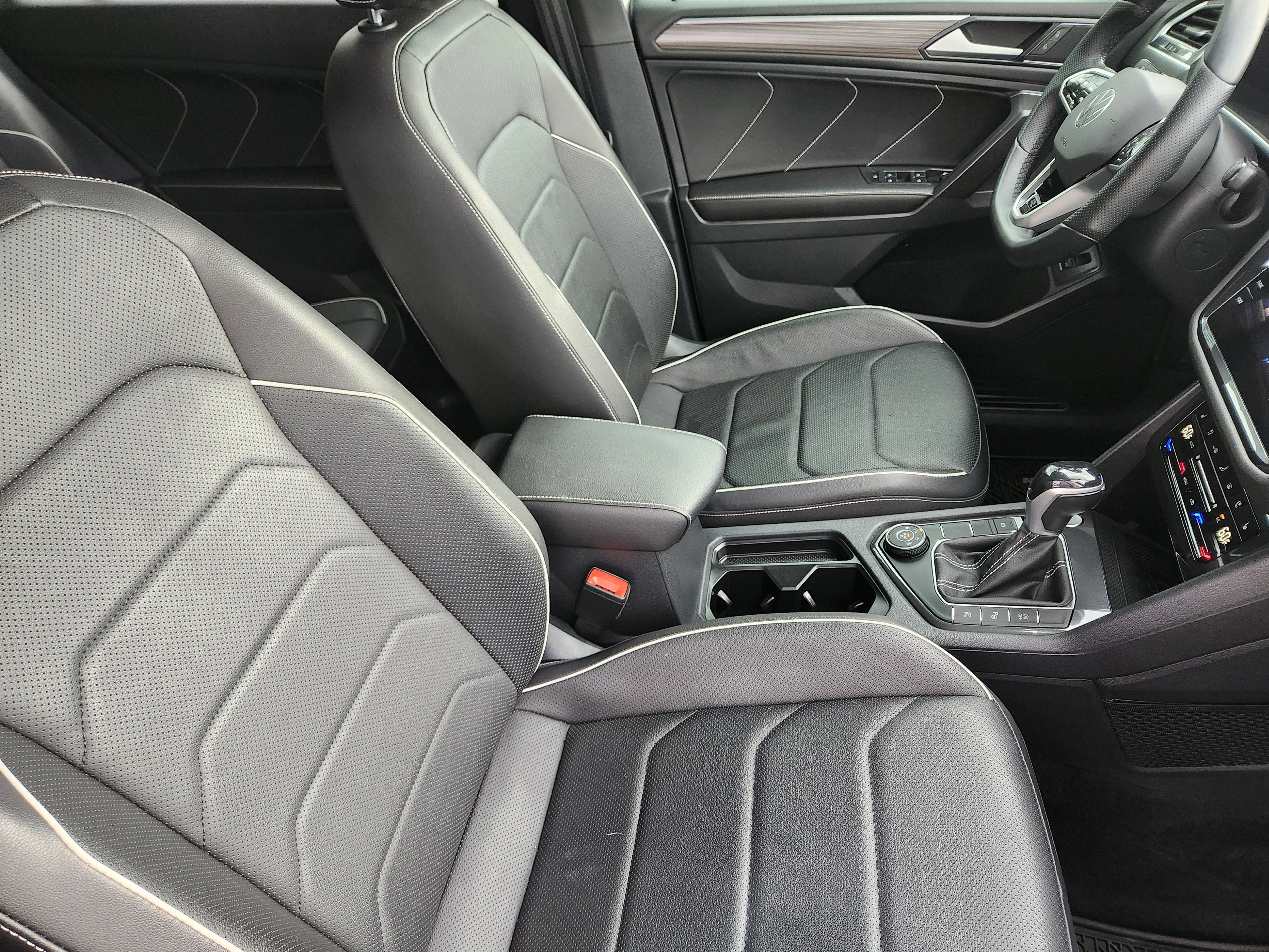 Certified 2022 Volkswagen Tiguan SEL R-Line image 28