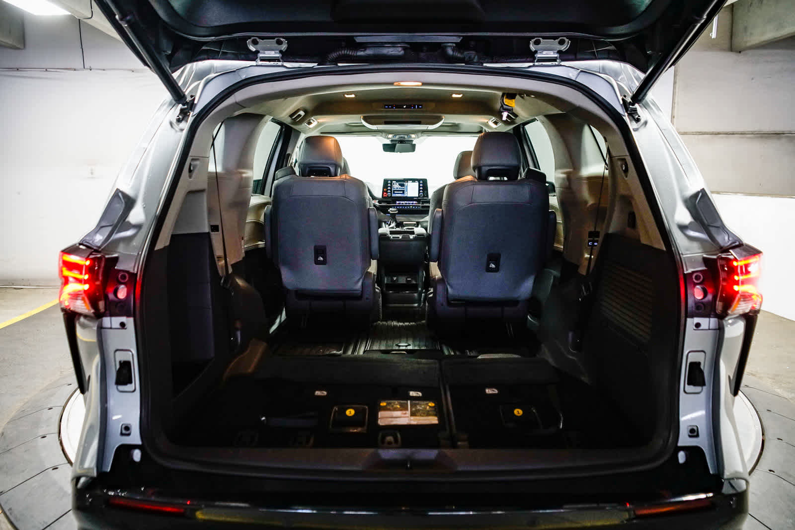 Used 2021 Toyota Sienna Limited image 31