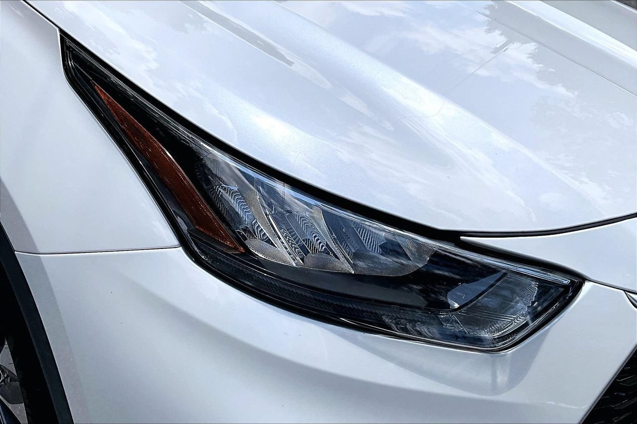 Used 2020 Toyota Highlander XLE FWD image 33