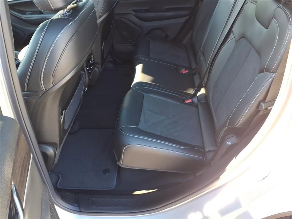 New 2026 Jeep Grand Cherokee Altitude image 12