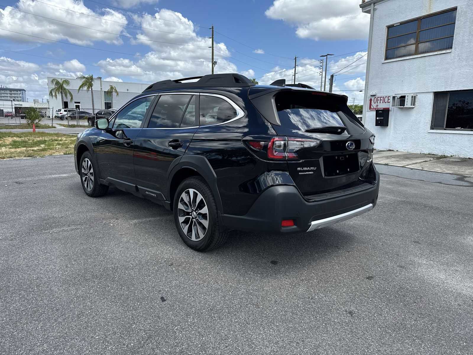 Used 2023 Subaru Outback Limited image 4