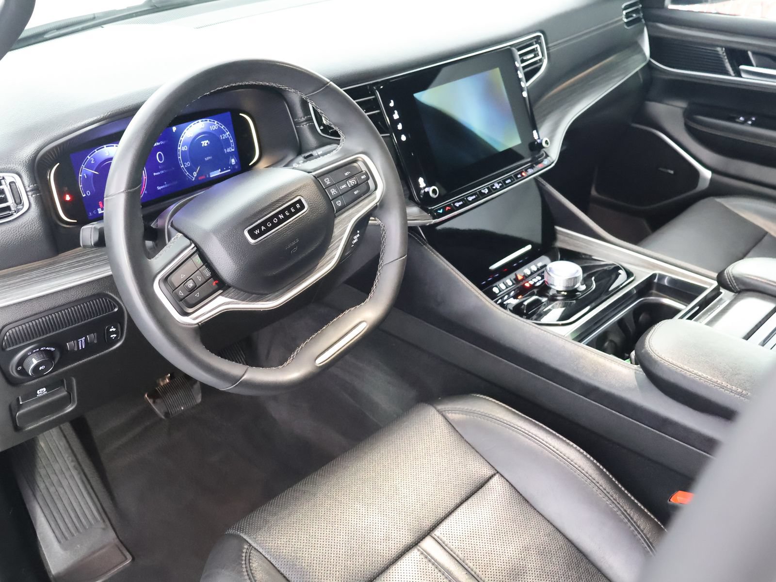 Used 2023 Jeep Wagoneer L Series II AWD/4WD image 19