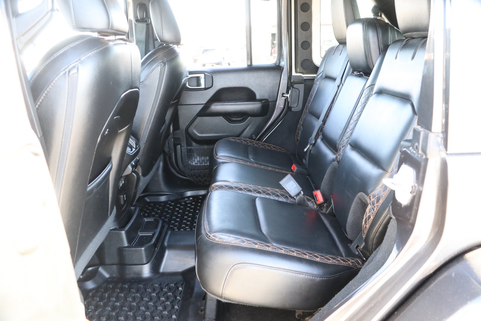 Used 2020 Jeep Wrangler Unlimited Sahara AWD/4WD image 28