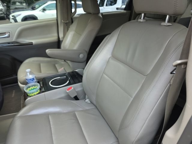 Used 2018 Toyota Sienna XLE w/ XLE Navigation Package FWD image 10