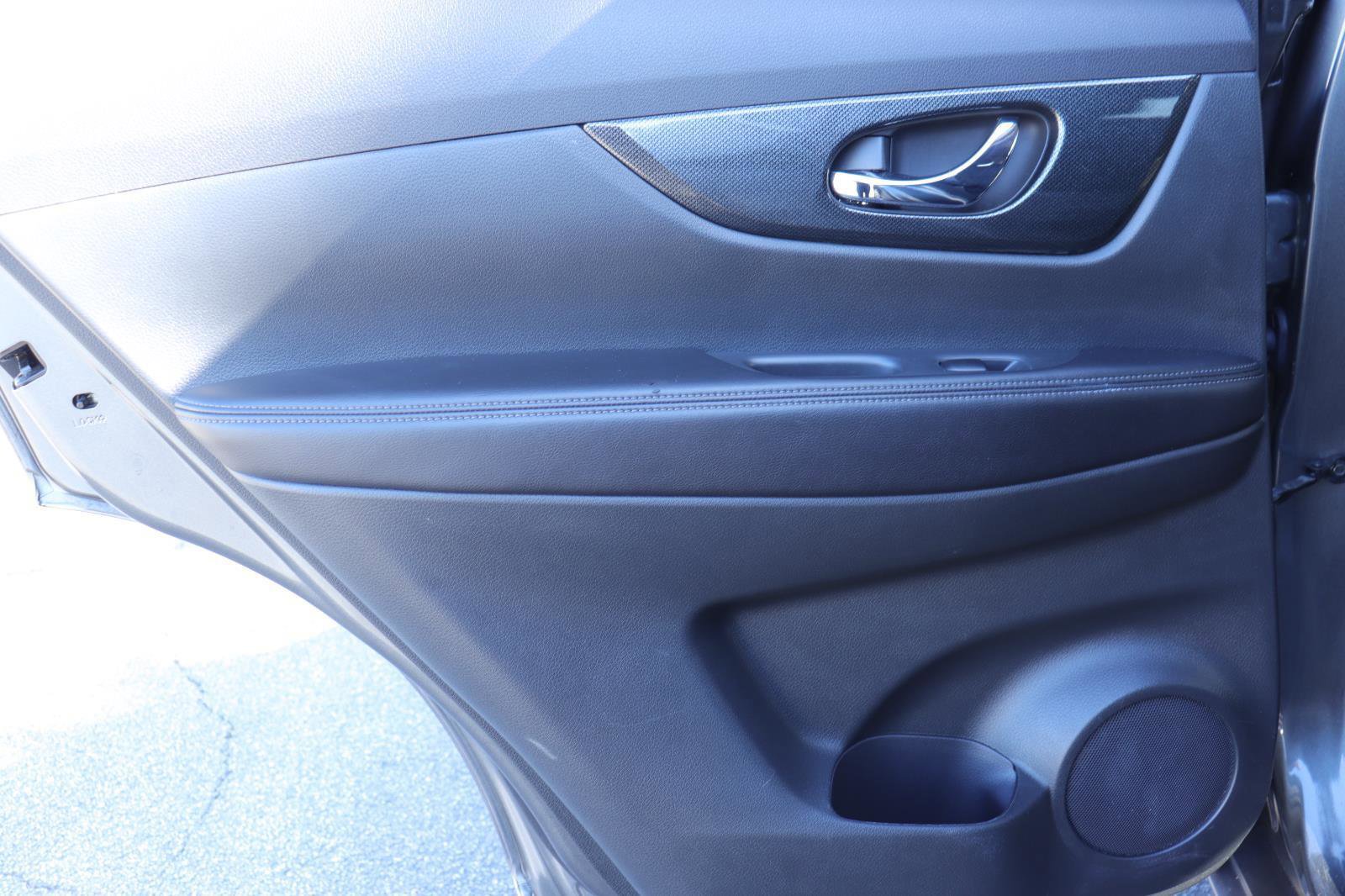 Used 2016 Nissan Rogue SL w/ SL Premium Package FWD image 12