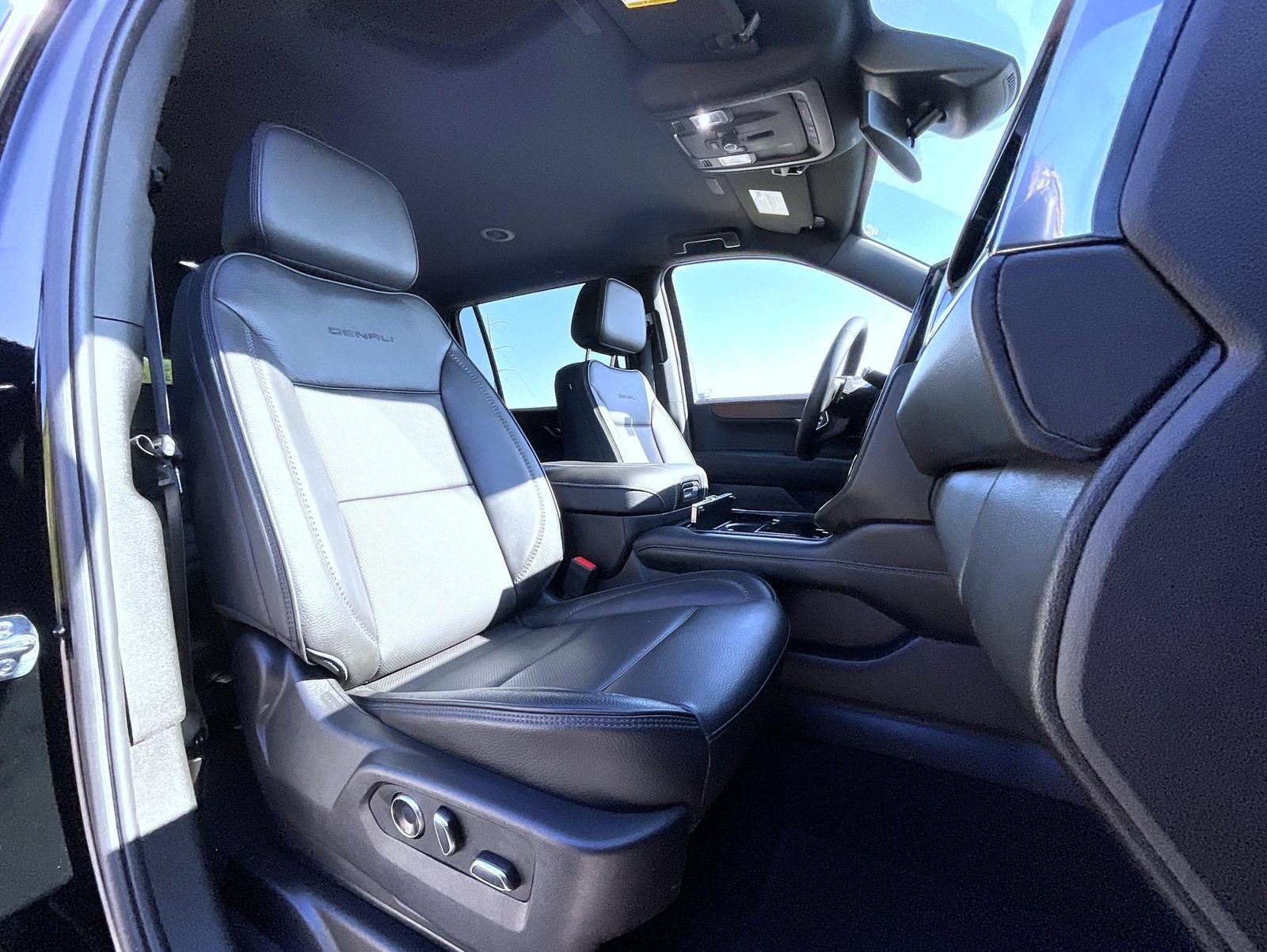 Used 2025 GMC Yukon XL Denali AWD/4WD image 15