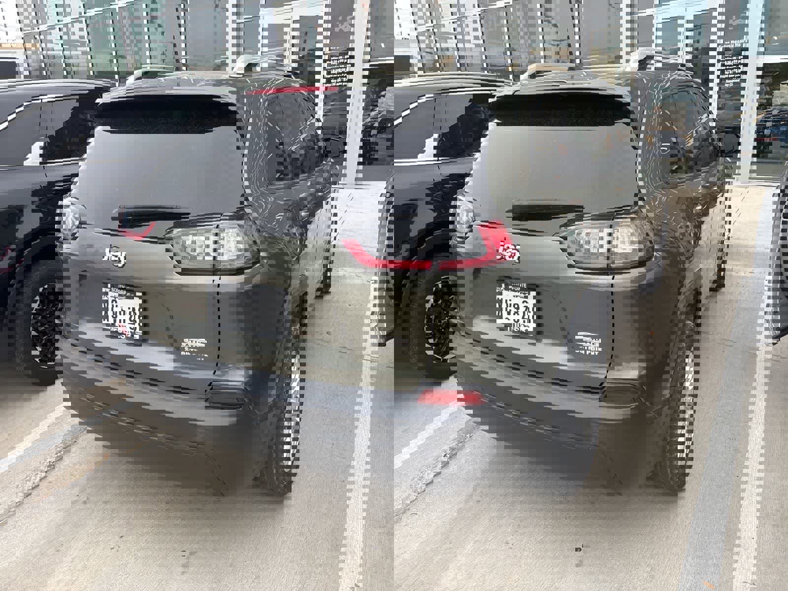 Used 2021 Jeep Cherokee Latitude image 4