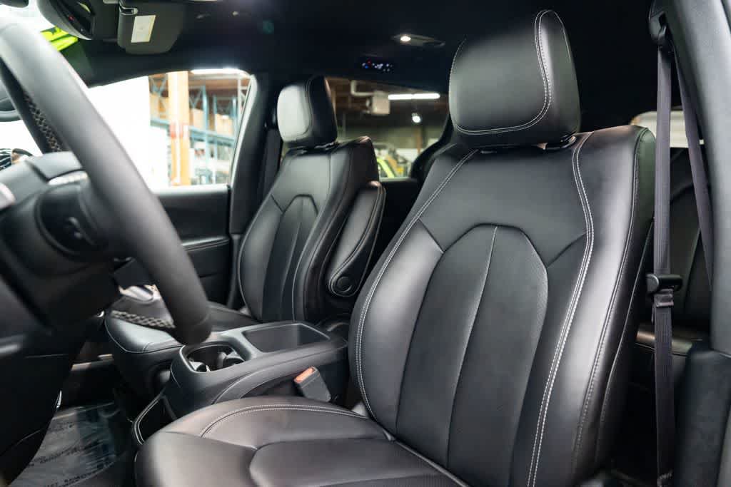 Used 2025 Chrysler Pacifica Select FWD image 23