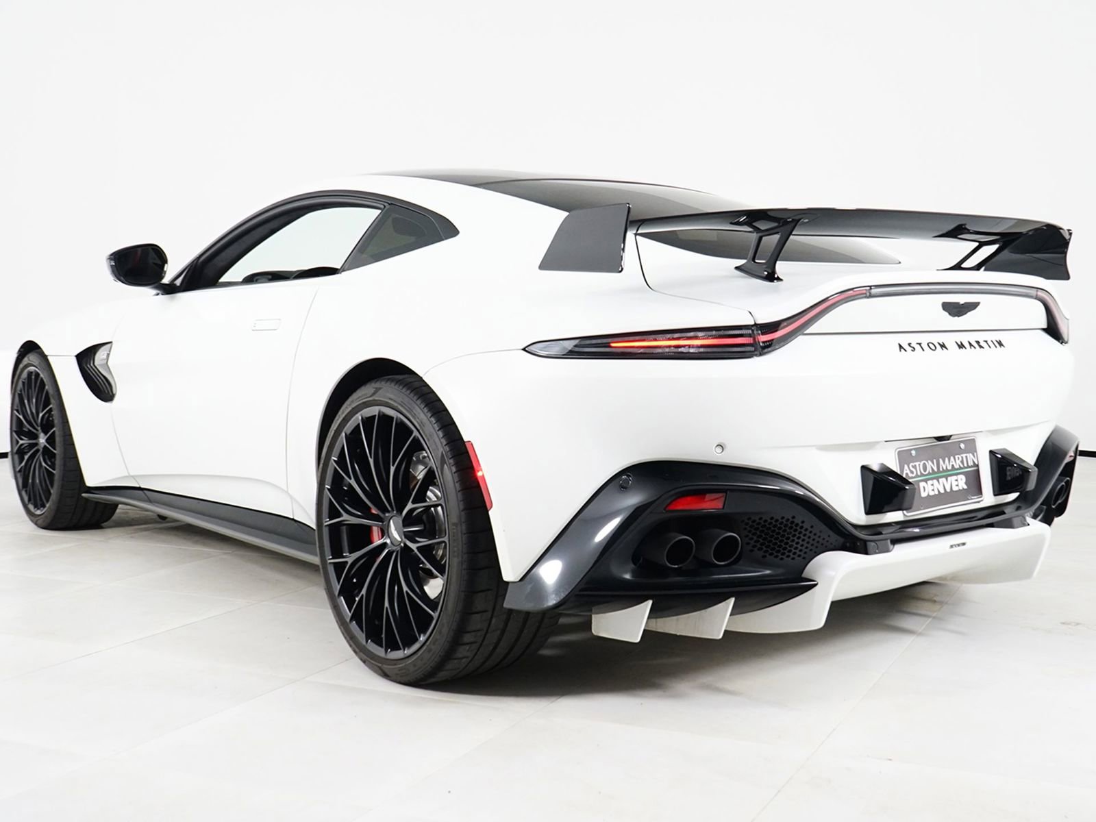 Used 2023 Aston Martin V8 Vantage Coupe RWD image 18
