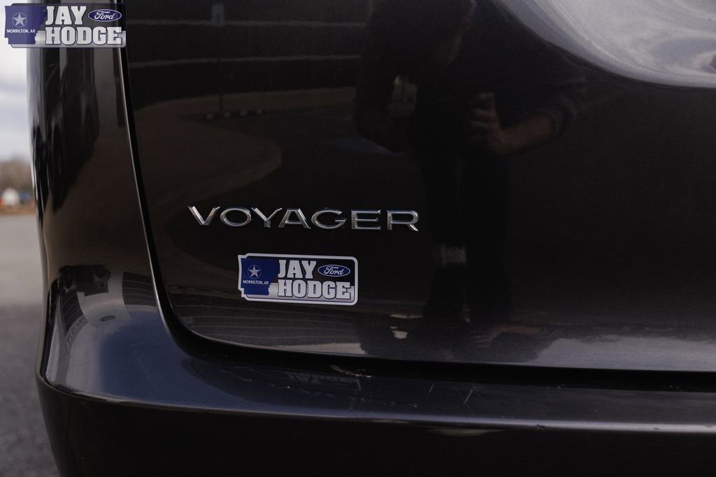 Used 2023 Chrysler Voyager LX image 48