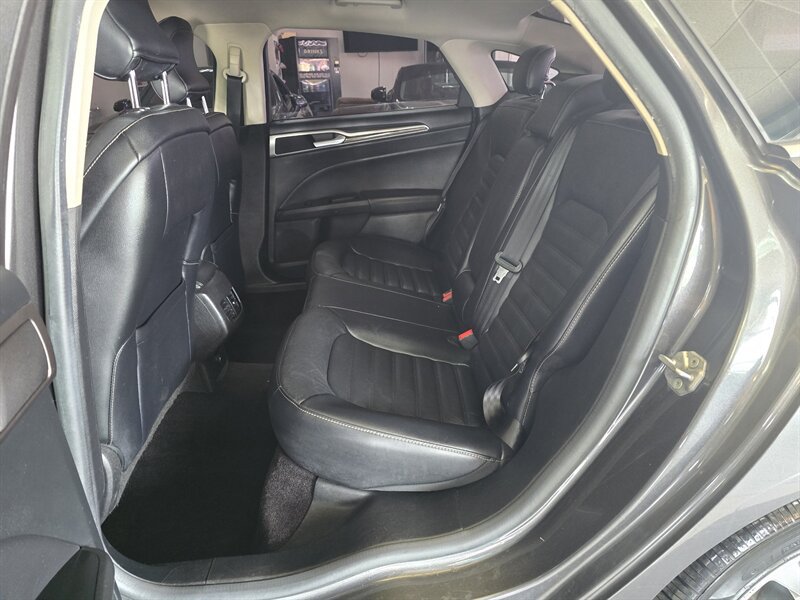 Used 2017 Ford Fusion SE w/ Fusion SE Technology Package FWD image 11