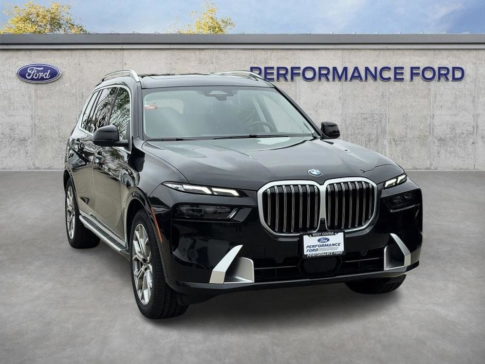Used 2025 BMW X7 xDrive40i AWD/4WD image 4